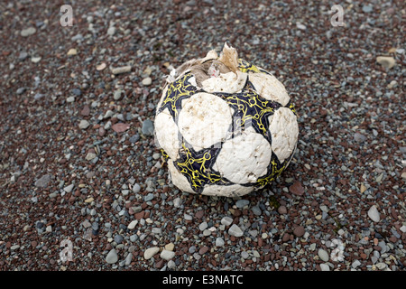 Verlassene oder verloren und entlüftet Fußball am Strand Stockfoto