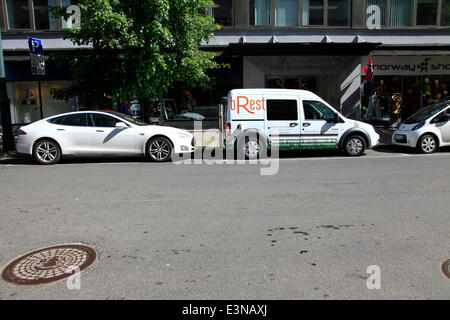 In Norwegen gibt es in großer Zahl Elektroautos verschiedener internationaler Hersteller. Und die Tendenz ist steigend. Die gesehenen e-Autos laden auf Stationen in der Roald Tor von Oslo. Foto: Klaus Nowottnick Datum: 3. Juni 2014 Stockfoto