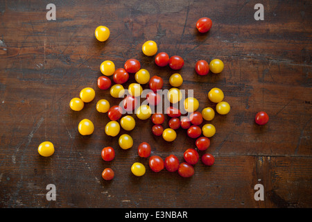 Cherry-Tomaten auf Holztisch Stockfoto
