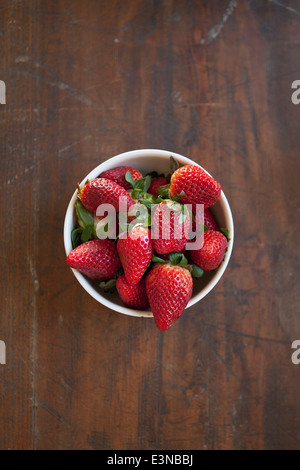 Direkt über dem Schuss von Erdbeeren in Schüssel auf Tisch Stockfoto