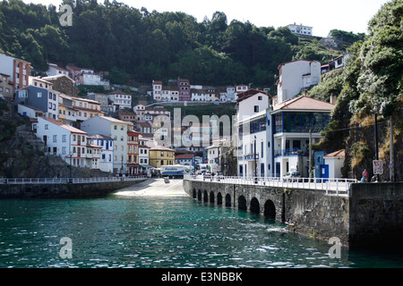 Fischerei Dorf Cudillero mit bunten Häusern am Meer, Asturien, Spanien. Stockfoto