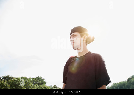 Niedrigen Winkel Ansicht des nachdenklichen jungen Mann gegen klaren Himmel Stockfoto