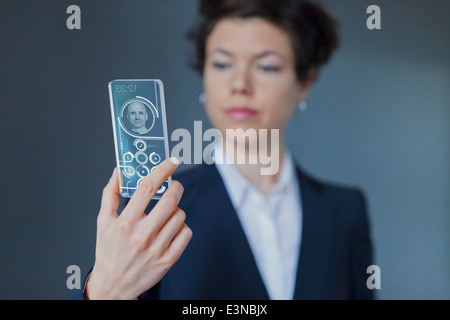Mann und Frau kommunizieren per Videochat auf modernen transparenten Smartphone Stockfoto