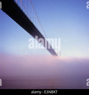 Lions Gate Bridge über Meer im Nebel, Vancouver, Kanada Stockfoto