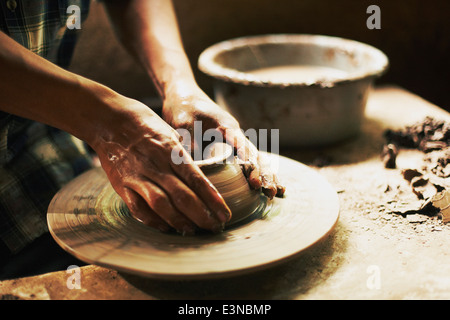 Bild von Potter Formen Ton in der Werkstatt zugeschnitten Stockfoto