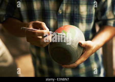 Mittelteil des männlichen Potter Malerei Topf in Werkstatt Stockfoto