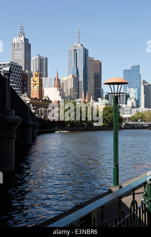 Ansicht von Wolkenkratzern mit Meer im Vordergrund, Sydney, Australien Stockfoto