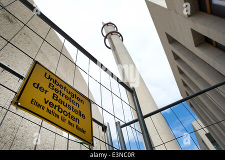 Ein Bauschild an der Moschee-Baustelle in Köln, Deutschland, 25. Juni 2014. Eine gerichtliche Lösung ist noch nicht in Sicht für die Baumängel auf der Zentralmoschee in Köln. Der komplexe Prozess beginnt nun praktisch über von Anfang an, so ein Sprecher des Gerichts. Die Baufirma, die Nuha rund 2 Millionen Euro von der türkisch-islamischen Ditib, aber Ditib denkt es gefordert, hat das Unternehmen bereits zu viel bezahlt und beschwert sich über die mehr als 2.000 Baumängel auf größte Moschee des Landes. Foto: FEDERICO GAMBARINI/dpa Stockfoto