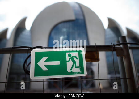 Ein Notausgang Schild am Bauschild an der Moschee-Baustelle in Köln, Deutschland, 25. Juni 2014. Eine gerichtliche Lösung ist noch nicht in Sicht für die Baumängel auf der Zentralmoschee in Köln. Der komplexe Prozess beginnt nun praktisch über von Anfang an, so ein Sprecher des Gerichts. Die Baufirma, die Nuha rund 2 Millionen Euro von der türkisch-islamischen Ditib, aber Ditib denkt es gefordert, hat das Unternehmen bereits zu viel bezahlt und beschwert sich über die mehr als 2.000 Baumängel auf größte Moschee des Landes. Foto: FEDERICO GA Stockfoto