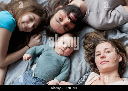 Hohen Winkel Porträt Familie Entspannung am Bett Stockfoto