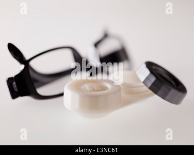 Contact Lens Case und Brille über grauen Hintergrund Stockfoto