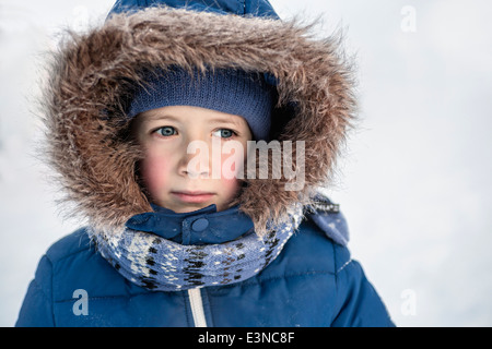 Nachdenkliche junge in warme Kleidung wegschauen im freien Stockfoto