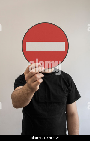 Mann mit geben Schild Emoticon vor seinem Gesicht Sie nicht Stockfoto