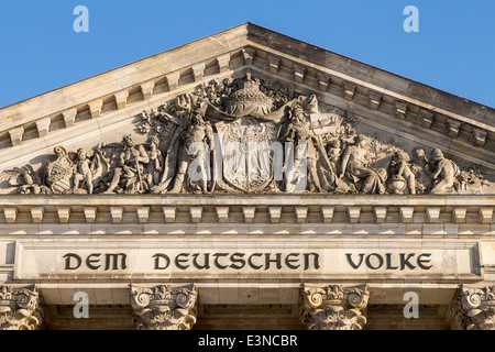 Oberer Ausschnitt des Parlamentsgebäudes gegen klaren Himmel, Berlin, Deutschland Stockfoto