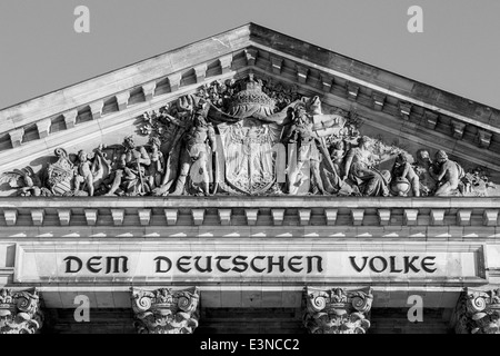 Niedrigen Winkel Ansicht des Parlamentsgebäudes gegen Himmel, Berlin, Deutschland Stockfoto