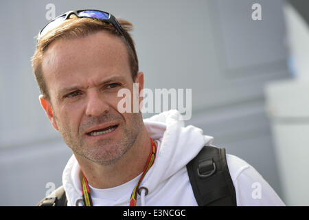 Spielberg, Österreich. 21. Juni 2014. Ehemalige brasilianische Formel-1-Pilot Rubens Barrichello hat einen Chat im Fahrerlager beim Rennen Red Bull Ring in Spielberg, Österreich, 21. Juni 2014 verfolgen. Die 2014 Formel 1 Grand Prix Österreich statt findet am 22. Juni. Foto: David sollte/Dpa - NO-Draht-SERVICE-/ Dpa/Alamy Live News Stockfoto