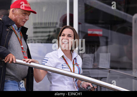 Spielberg, Österreich. 21. Juni 2014. Gehen Sie non-Executive Chairman von Mercedes AMG, ehemaliger österreichischer Formel1 Rennfahrer Niki Lauda, und der stellvertretende Teamchef von Williams, britischer Claire Williams, durch das Fahrerlager an der Rennstrecke Red Bull Ring in Spielberg, Österreich, 21. Juni 2014. Die 2014 Formel 1 Grand Prix Österreich statt findet am 22. Juni. Foto: David sollte/Dpa - NO-Draht-SERVICE-/ Dpa/Alamy Live News Stockfoto