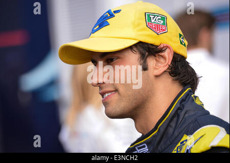 Spielberg, Österreich. 21. Juni 2014. Brasilianischer Formel1 Testfahrer Luiz Felipe de Oliveira Nasr von Williams hat einen Chat im Fahrerlager beim Rennen Red Bull Ring in Spielberg, Österreich, 21. Juni 2014 verfolgen. Die 2014 Formel 1 Grand Prix Österreich statt findet am 22. Juni. Foto: David sollte/Dpa - NO-Draht-SERVICE-/ Dpa/Alamy Live News Stockfoto