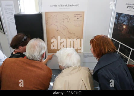 Hamburg, Deutschland. 25. Juni 2014. Die Besucher der Ausstellung schauen Sie sich eine Karte von Italien in der Ausstellung "die letzten Zeugen - Erinnerungen an die Häftlinge des Lagers faschistischen im KZ Neuengamme in Hamburg, Deutschland, 25. Juni 2014. Die Ausstellung läuft vom 25 Juni bis 29. August 2014 und widmet sich der italienischen Besetzung von Slowenien in 1942/43. Foto: AXEL HEIMKEN/Dpa/Alamy Live News Stockfoto