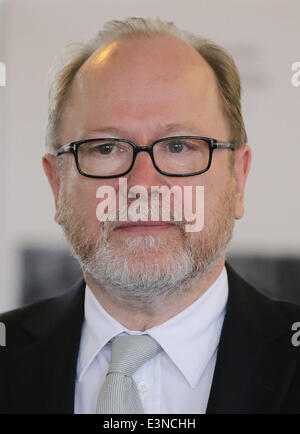 Hamburg, Deutschland. 25. Juni 2014. Honorarkonsul von Slowenien Jan Philipp Reemtsma steht während der Eröffnung der Ausstellung "die letzten Zeugen - Erinnerungen an die Häftlinge des Lagers faschistischen im KZ Neuengamme in Hamburg, Deutschland, 25. Juni 2014. Die Ausstellung läuft vom 25 Juni bis 29. August 2014 und widmet sich der italienischen Besetzung von Slowenien in 1942/43. Foto: AXEL HEIMKEN/Dpa/Alamy Live News Stockfoto