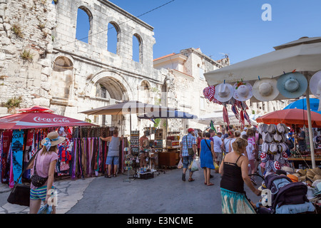 Touristen und Straßenhändler im historischen Zentrum von Split, die zweitgrößte Stadt in Kroatien. Stockfoto