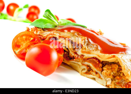 Lasagne mit Tomaten und Gemüse auf weißem Hintergrund Stockfoto