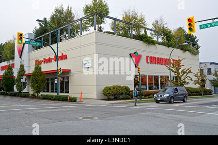 Canadian Tire Geschäft und Straße Kreuzung in Vancouver, British Columbia, Kanada. Stockfoto