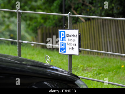 Behindertenausweises Inhaber nur Parkplatz Schild England UK Stockfoto