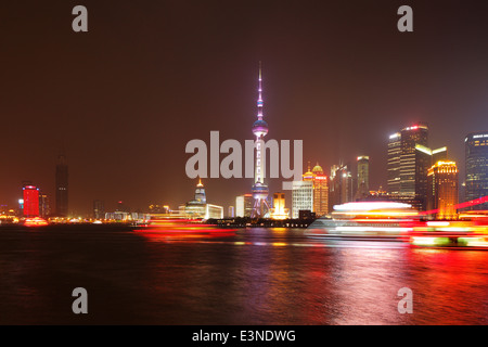 Shanghai, China: Ein Skyline-Blick über den Bund in der Nacht. Shanghai ist eine schöne Stadt der beeindruckende zeitgenössische Architektur Stockfoto