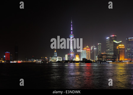 Shanghai, China: Ein Skyline-Blick über den Bund in der Nacht. Shanghai ist eine schöne Stadt der beeindruckende zeitgenössische Architektur Stockfoto