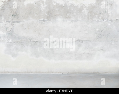 Leiter auf Betonwand, Baustelle. Stockfoto