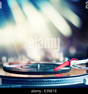 Spinning auf DJ Plattenspieler Vinyl-Schallplatte Stockfoto