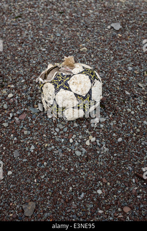 Verlassene oder verloren und entlüftet Fußball am Strand Stockfoto