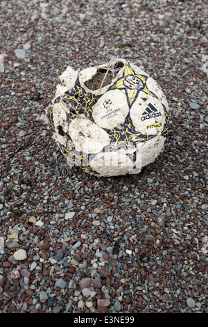 Verlassene oder verloren und entlüftet Fußball am Strand Stockfoto