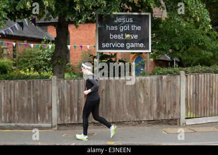 Wimbledon London, UK. 26. Juni 2014. Ein Schild vor einer Kirche in Wimbledon "liest Jesus hat die beste Liebe Aufschlagspiel Stockfoto