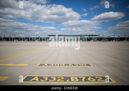 Berlin, Deutschland. 23. Juni 2014. Die leeren Taxi-Wege außerhalb der Flughafen Berlin Brandenburg in Berlin, Deutschland, 23. Juni 2014. Nach Problemen mit dem Brandschutz-Systeme ist das Datum für die Eröffnung des Flughafens noch nirgends in Website. Foto: MICHAEL KAPPELER/Dpa/Alamy Live News Stockfoto