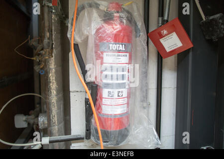 Berlin, Deutschland. 23. Juni 2014. Einen Feuerlöscher und ein Feueralarm am Flughafen Berlin Brandenburg in Berlin, Deutschland, 23. Juni 2014. Nach Problemen mit dem Brandschutz-Systeme ist das Datum für die Eröffnung des Flughafens noch nirgends in Website. Foto: MICHAEL KAPPELER/Dpa/Alamy Live News Stockfoto