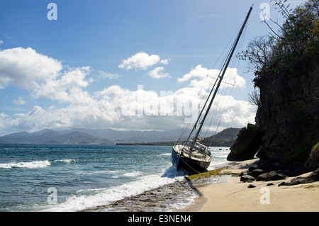 Yacht gespült und auf Felsen in Pink Gin Bay, in der Nähe von St. George, Grenada, West Indies Stockfoto