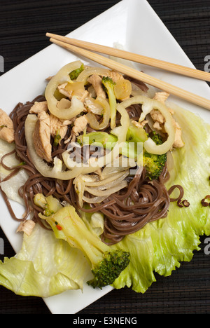 Stir Fry Huhn mit Brokkoli und Buchweizen Soba-Nudeln Stockfoto