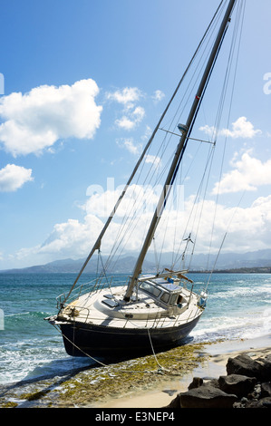 Yacht gespült und auf Felsen in Pink Gin Bay, in der Nähe von St. George, Grenada, West Indies Stockfoto