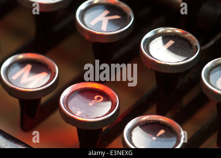 Closeup Aufnahme von Tasten auf einer alten Schreibmaschine. Flachen DOF. Stockfoto