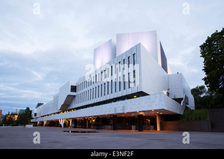 Finlandia-Haus in Helsinki am Abend Stockfoto