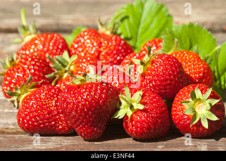 Frische Erdbeeren auf alten hölzernen Hintergrund Stockfoto