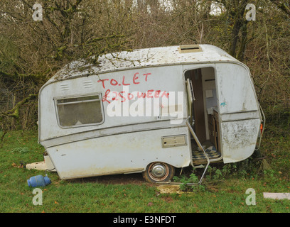 Verlassenen Wohnwagen in ein Feld auf einem Bauernhof in den Cotswolds, Gloucestershire, England, UK in der Nähe von Winchcombe Stockfoto