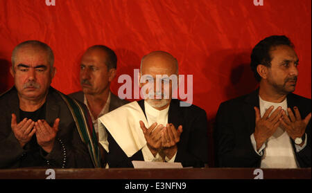 Kabul, Afghanistan. 25. Juni 2014. Afghanische Präsidentschaftskandidat betet Dr. Ashraf Ghani Ahmadzai (C) während einer Pressekonferenz in Kabul, Afghanistan, 25. Juni 2014. Dr. Ashraf Ghani Ahmadzai am Mittwoch forderte Wahlgremium des Landes um die Ergebnisse der Juni 14 Präsidentschaftswahl Stichwahl nach der Wahl-Timeline zu verkünden. © Ahmad Massoud/Xinhua/Alamy Live-Nachrichten Stockfoto