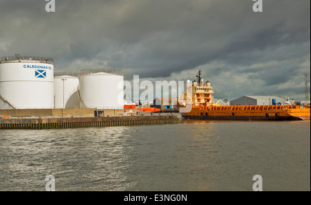 RIG SERVICE SCHIFF BETRETEN ÖLHAFEN NEBEN ÖLBEHÄLTER IN ABERDEEN CITY HAFEN SCHOTTLAND Stockfoto