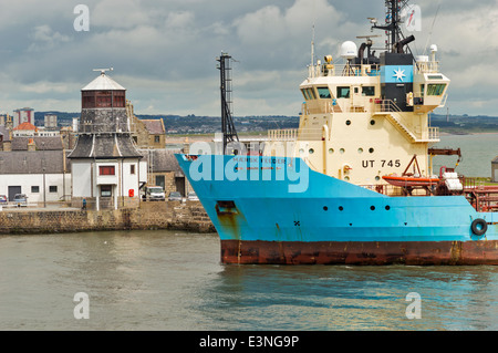 OIL RIG SERVICE SCHIFF VORBEI AN ALTEN ROUNDHOUSE AUF ABERDEEN HARBOUR JETTY SCHOTTLAND DÄMPFEN Stockfoto