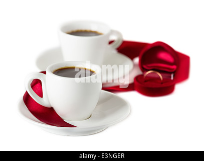 Hochzeit-Stillleben, Trauringe, Tassen Kaffee Stockfoto