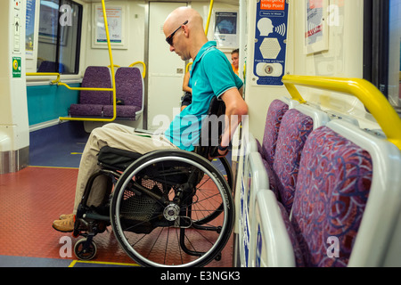 Brisbane Australien, Hauptbahnhof, Eisenbahnsystem, TransLink, Trans Link, Zug, Passagierkabine, Fahrer, Passagierpassagiere Fahrer, Rollstuhl, d Stockfoto