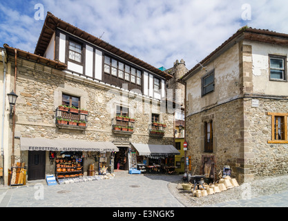 Souvenir-Shop besetzen alten Gebäude im Zentrum von Potes, Kantabrien, Spanien Stockfoto